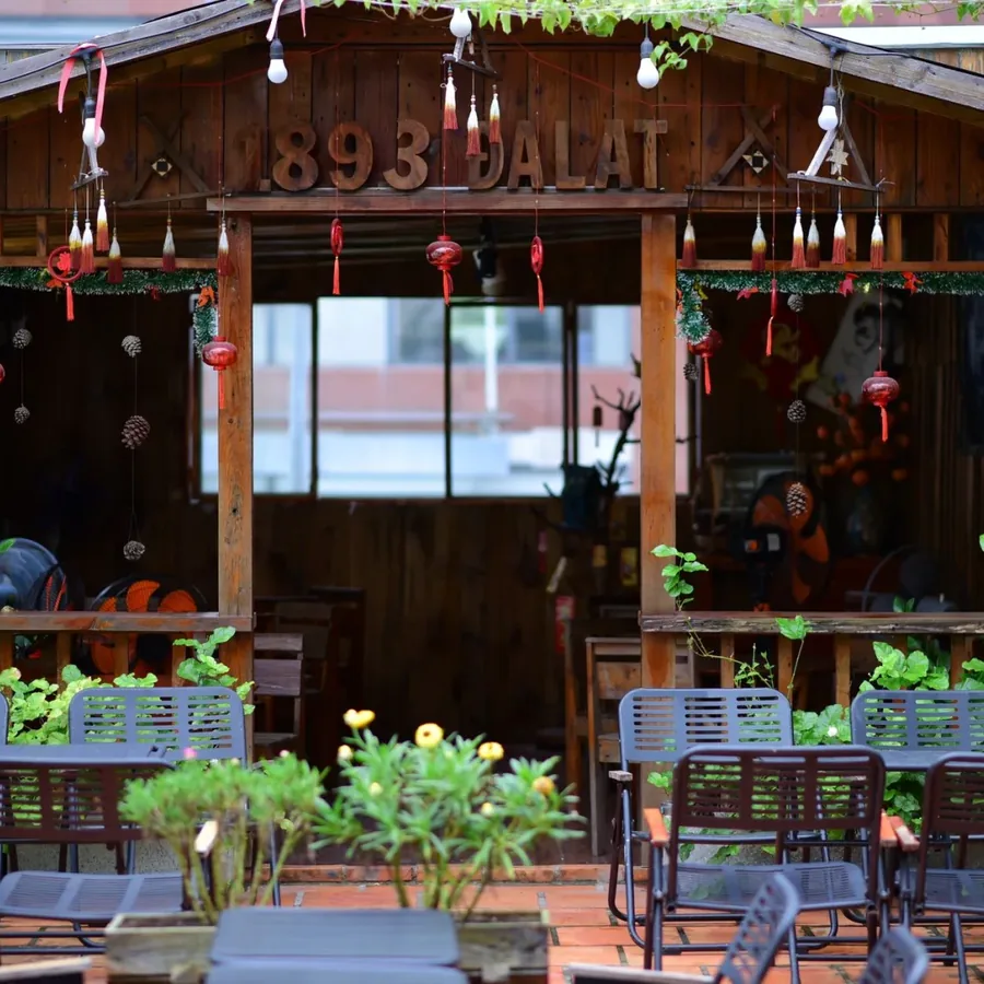Sân vườn buổi chiều